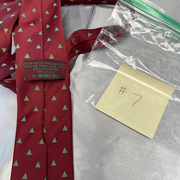 Avon 1985 Vintage Red and Green Triangle Patterned Men's Tie 100% Poly - Picture 3 of 3